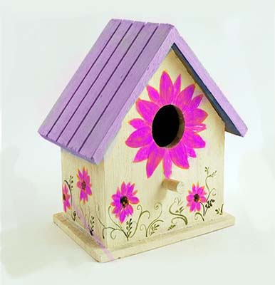 casa para pájaros de madera pintada con flores